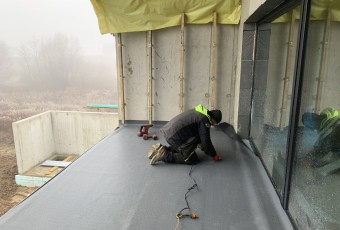 Taras, balkon z zastosowaniem membrany Protan oraz ukryta rynna w Rączna koło Krakowa